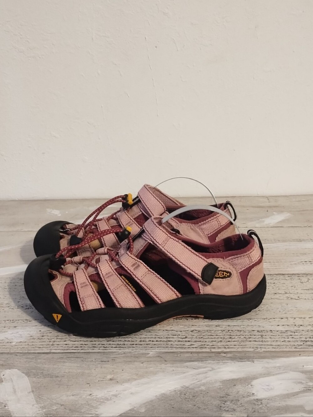 Keen (U.S.A Womens size 6Water Sandals Medium Pink Fabric Cinch Strap Waterproof